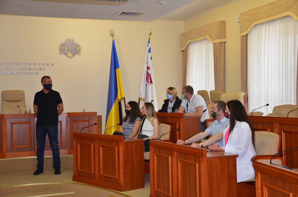 «Перевтілились» у держслужбовців