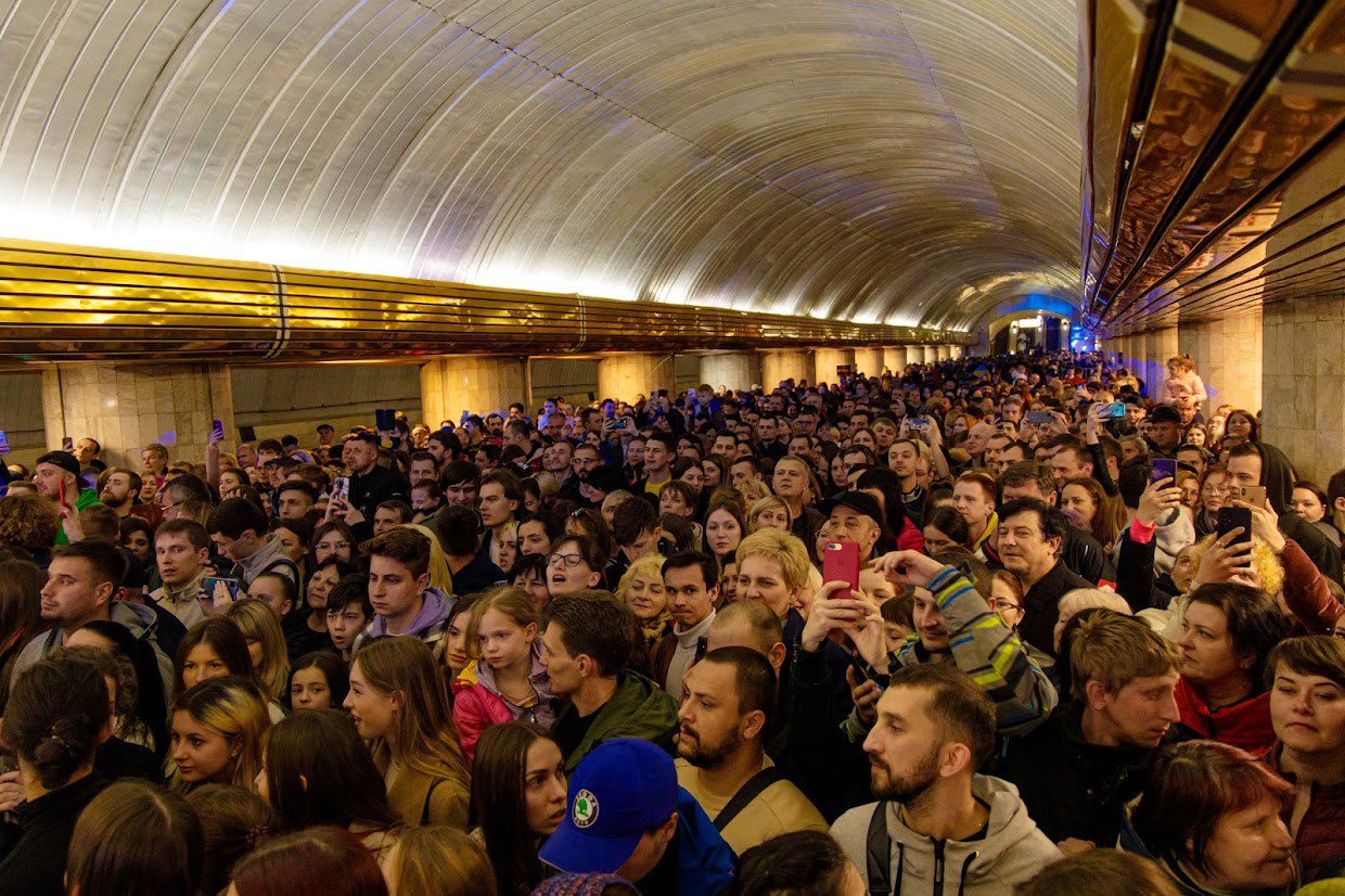 У дніпровській «підземці» зібралися сотні людей