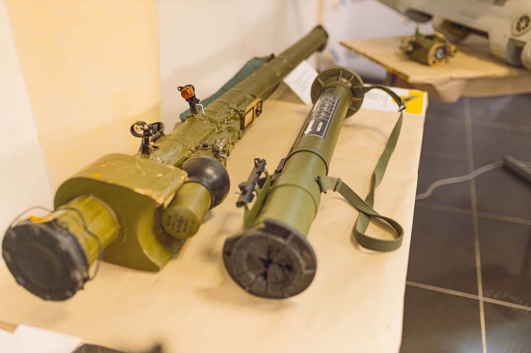 Можна побачити і сучасну зброю українських військових