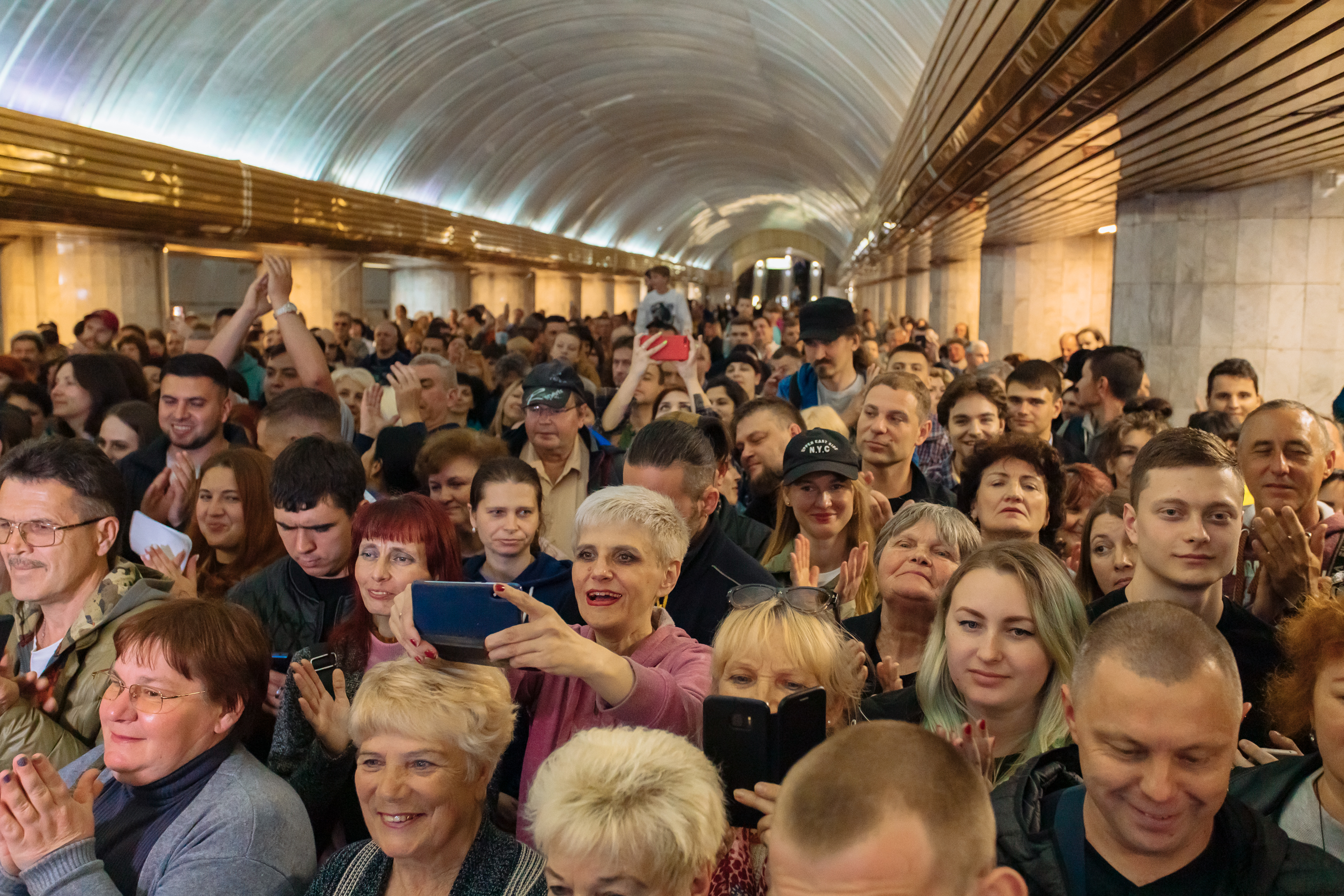 Дніпровське метро вдруге перетворилося на концертний майданчик