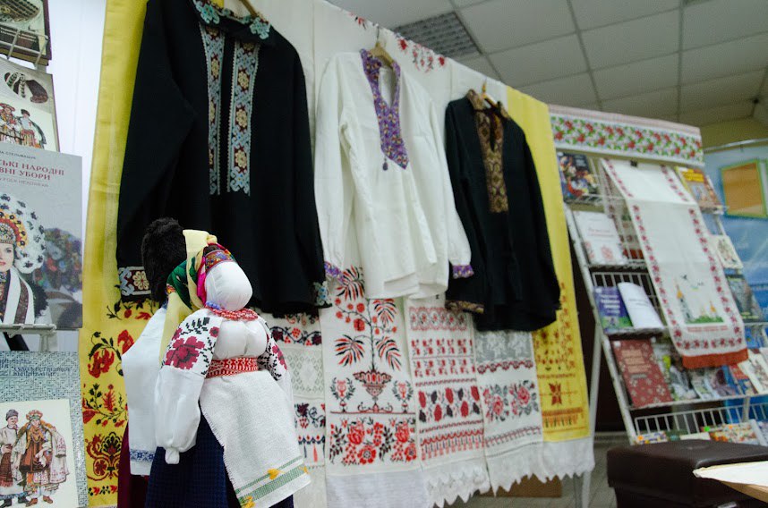 В обласній бібліотеці для молоді відкрили виставку робіт майстра вишивки з Дніпропетровщини - рис. 2