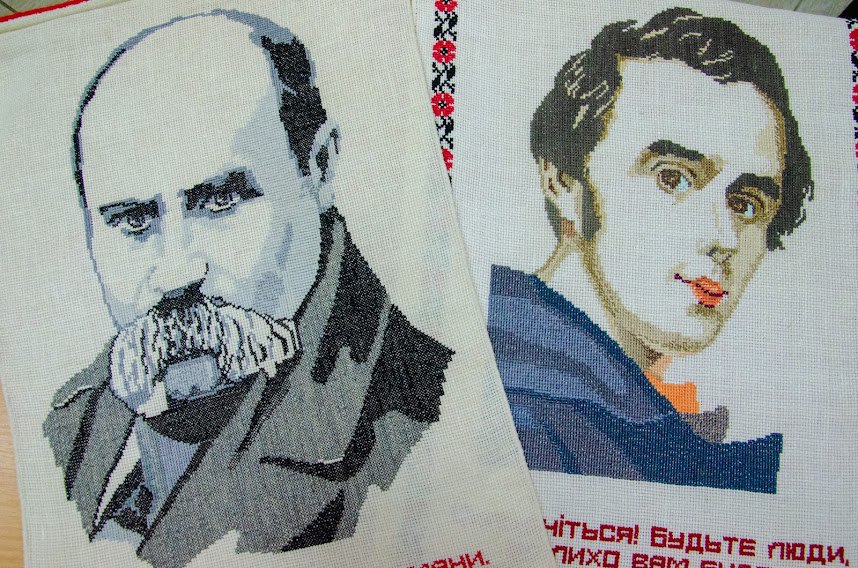 В обласній бібліотеці для молоді відкрили виставку робіт майстра вишивки з Дніпропетровщини - рис. 3
