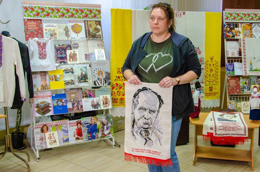 В обласній бібліотеці для молоді відкрили виставку робіт майстра вишивки з Дніпропетровщини - рис. 4