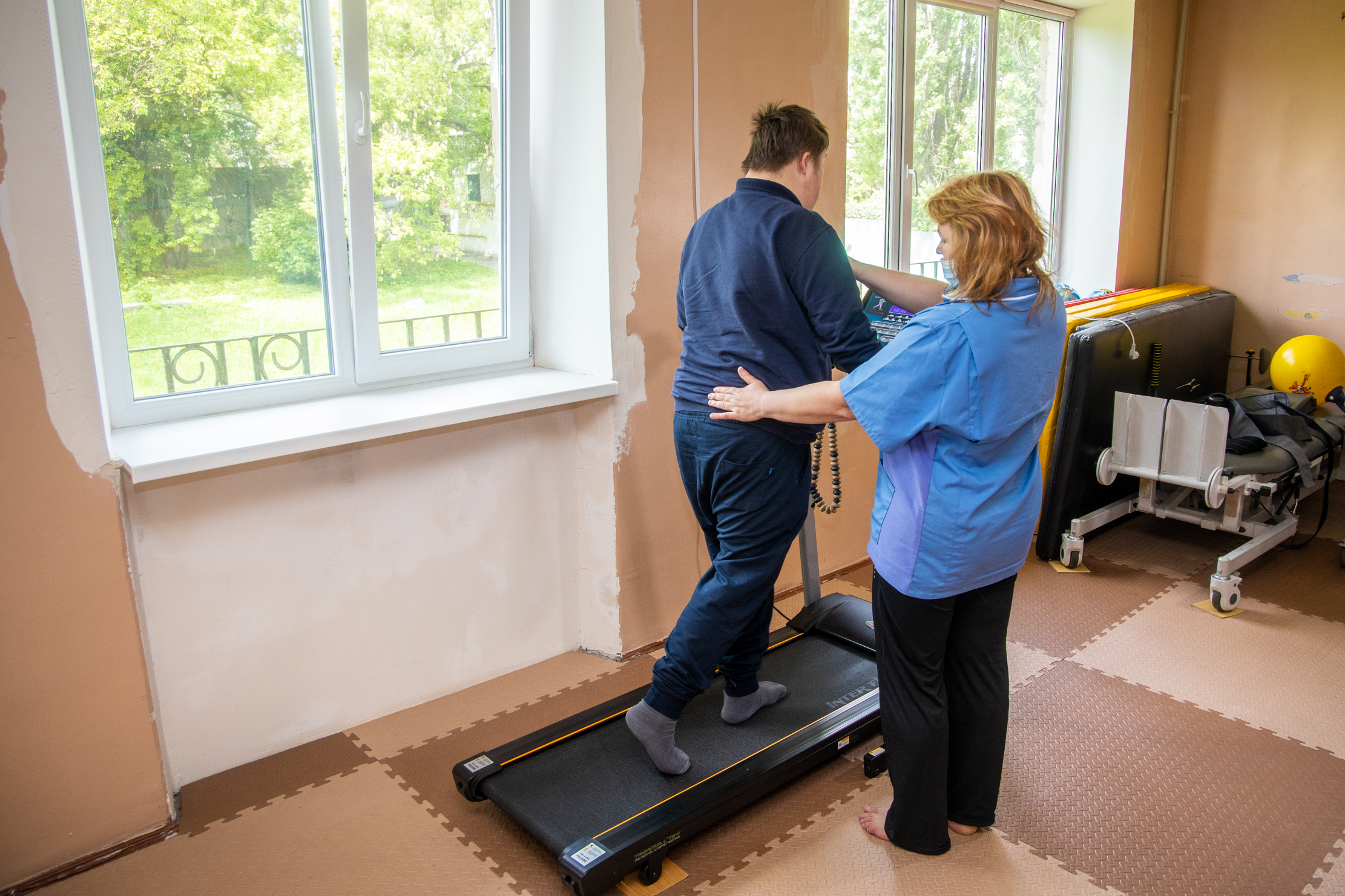 З дітьми та молоддю займаються лікарі та педагоги