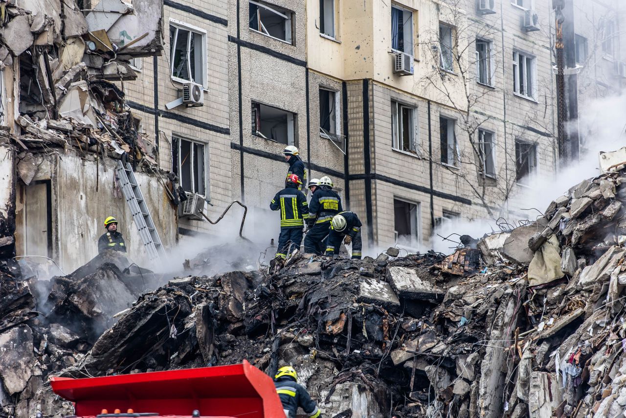 30 загиблих та 75 поранених: у Дніпрі другу добу триває рятувальна операція після російського удару по багатоповерхівці