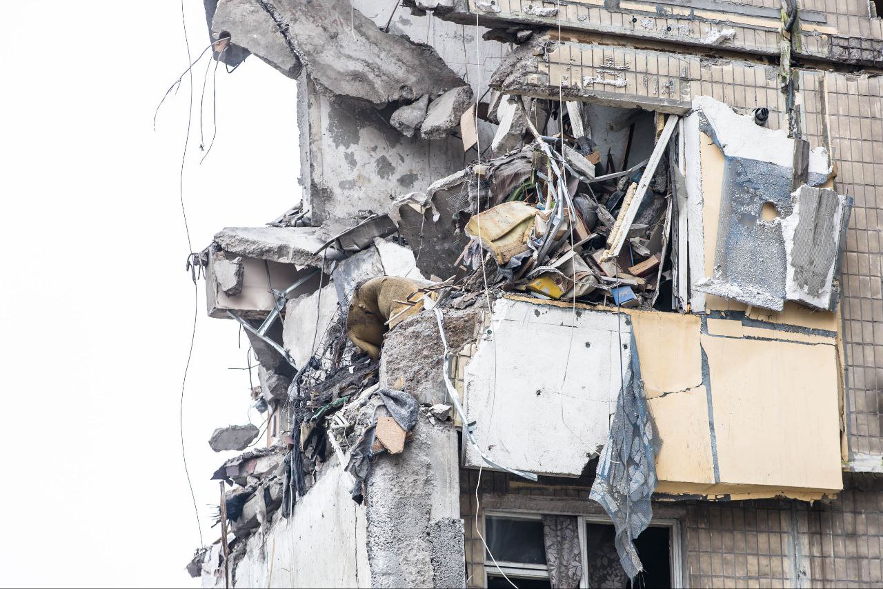 Понад 90% уламків зруйнованого російською ракетою будинку розібрано: роботи тривають