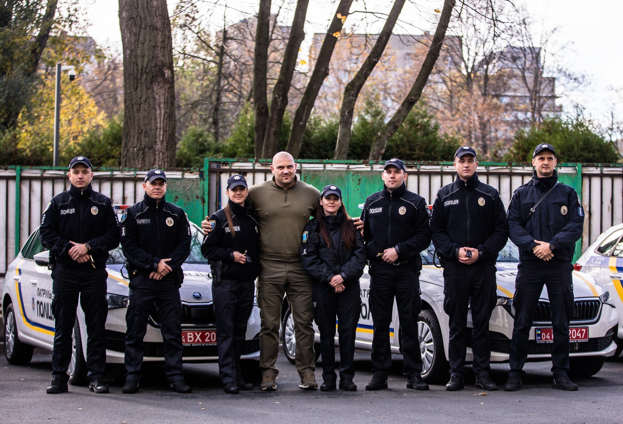 Сергій Лисак разом із патрульними поліцейськими 