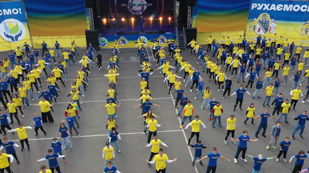 Під час патріотичного флешмоба діти синхронно рухалися під хіт «Незламна»