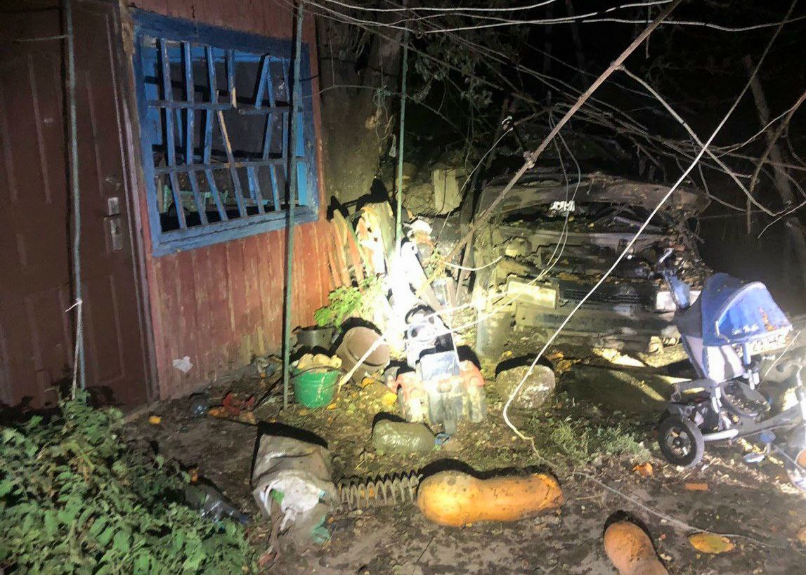 Пошкоджені будинок та господарська споруда. Знищене авто.