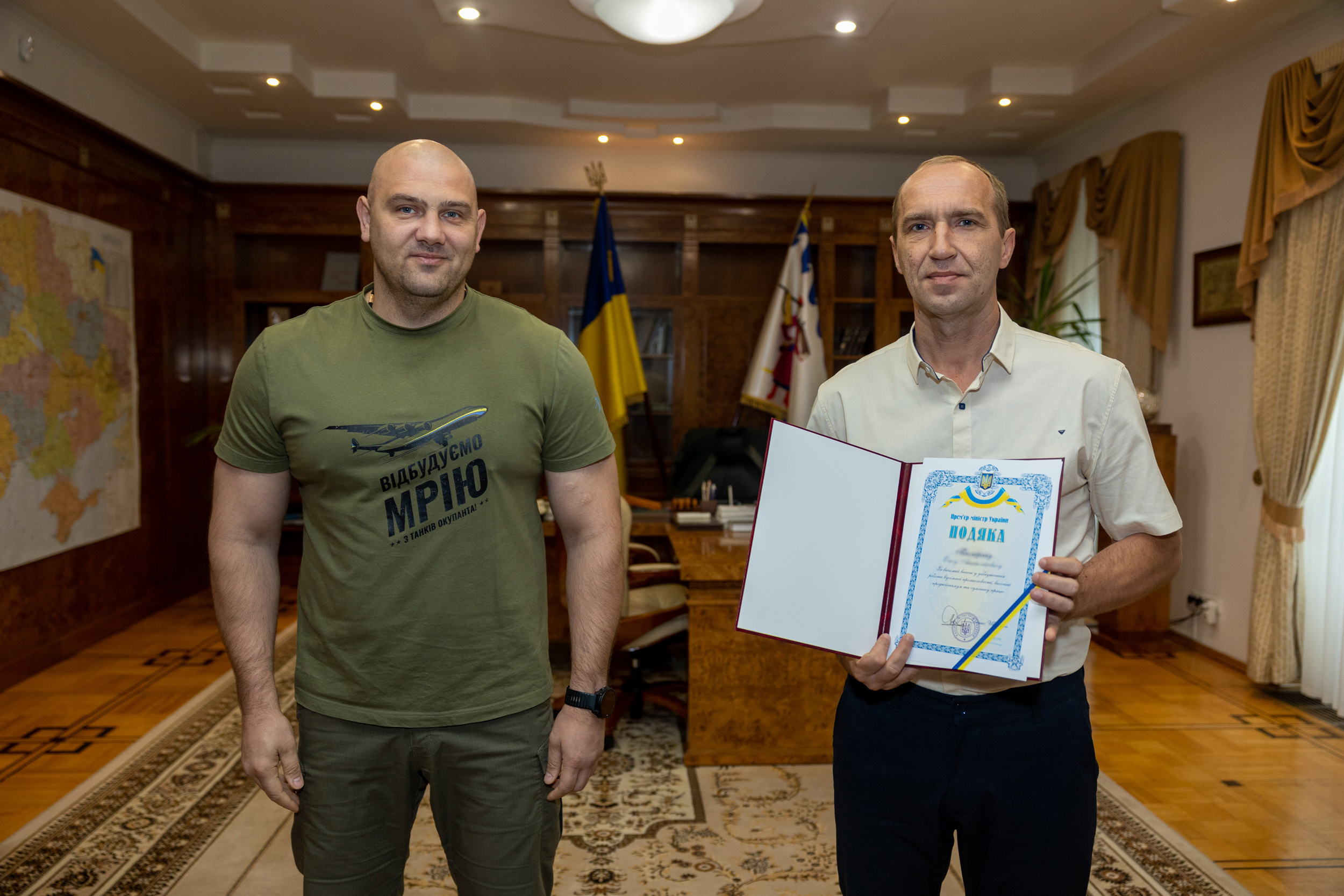 Сергій Лисак з одним із представників вугледобувного підприємства області