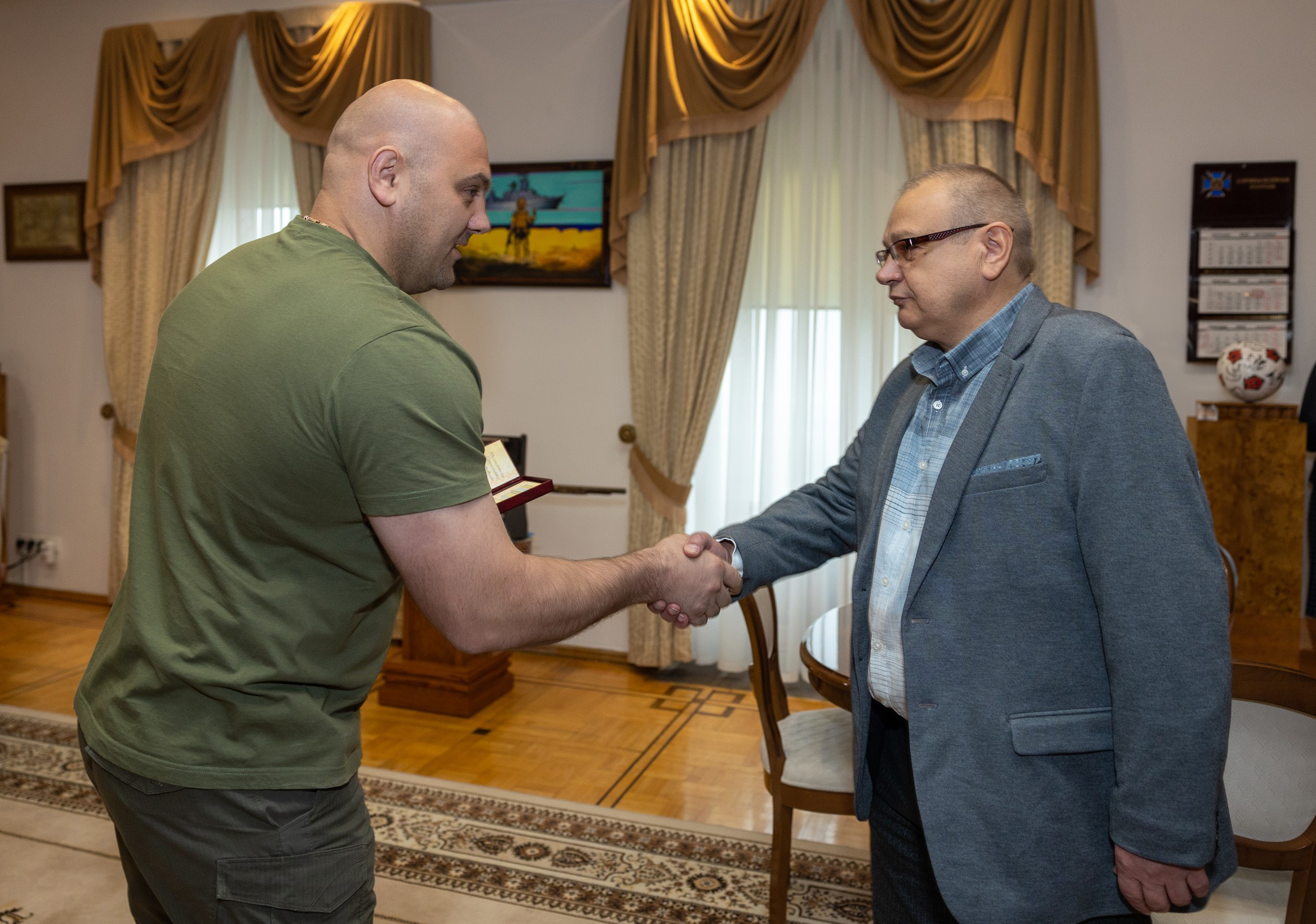 Начальник ОВА потис руку медику, якому Указом Президента присвоєно почесне звання «Заслужений лікар України»