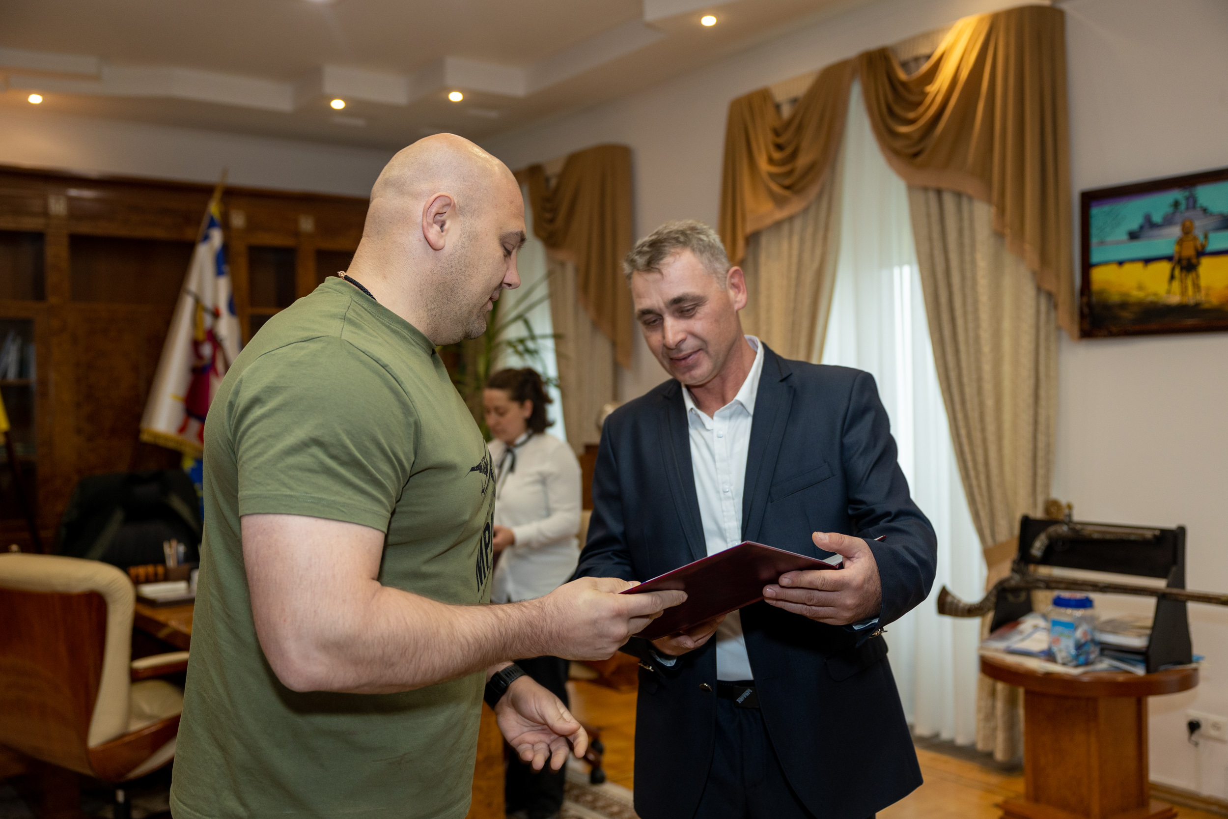 Начальник ОВА передає подяку Прем’єр-міністра представнику вугледобувного підприємства області