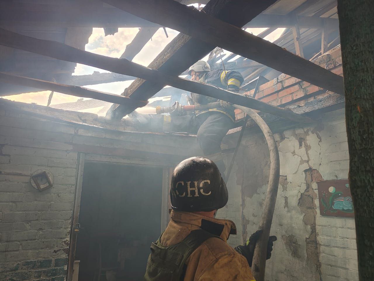Рятувальники приборкують пожежу в будинку