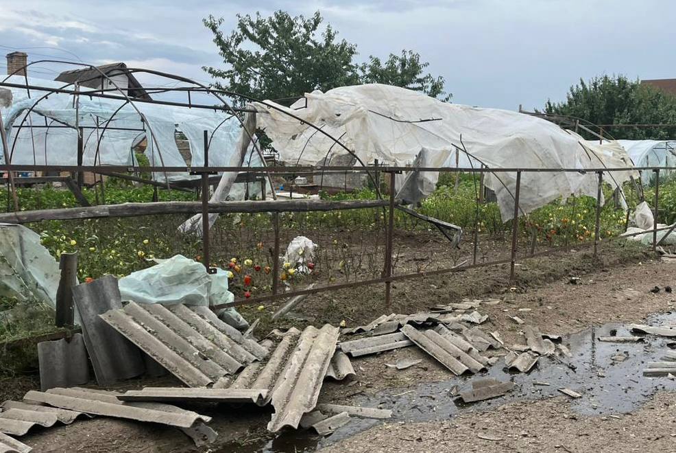 Понівечений парник на одному з подвір’їв 