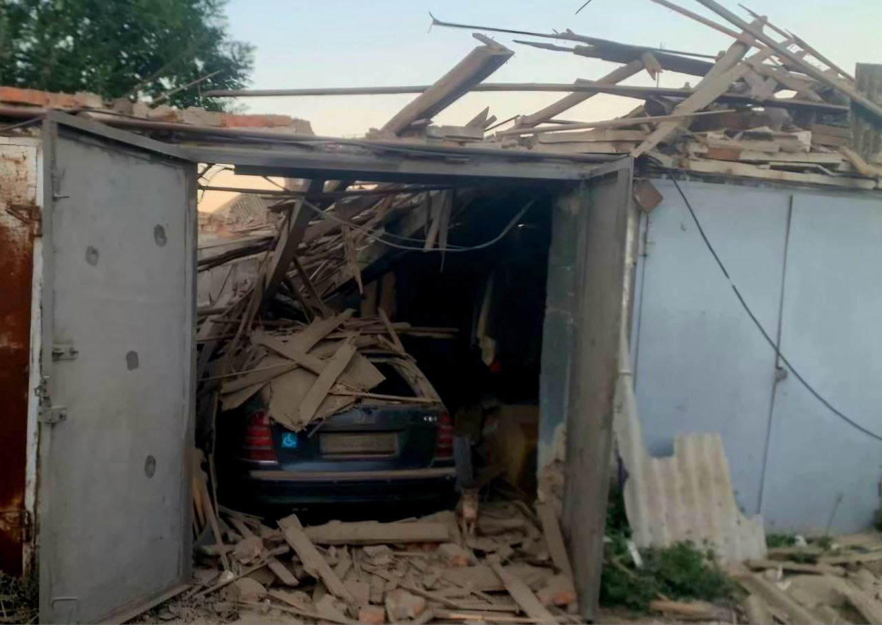Понівечені гараж та автівка 
