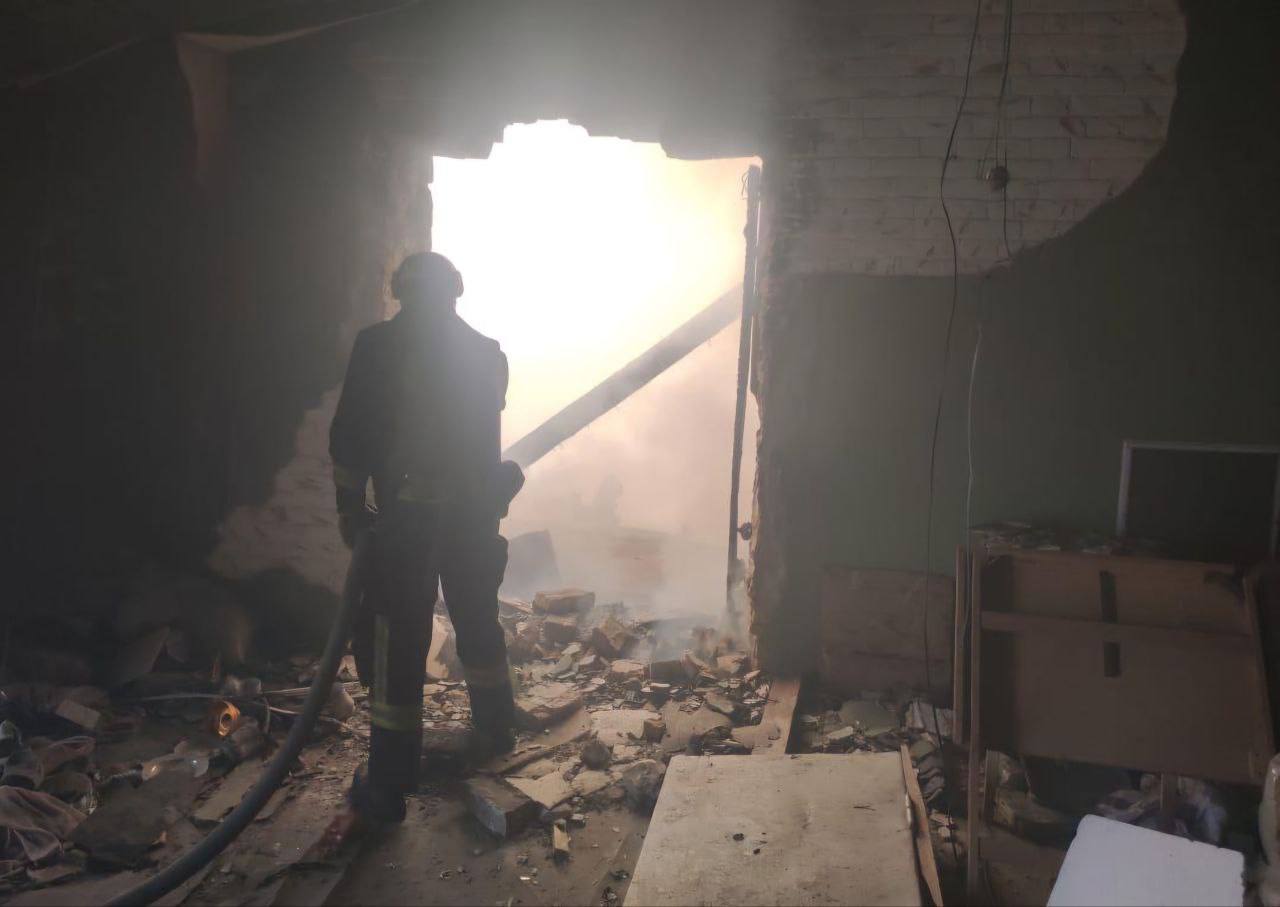 Рятувальник ліквідовує пожежу, яка виникла через російську атаку