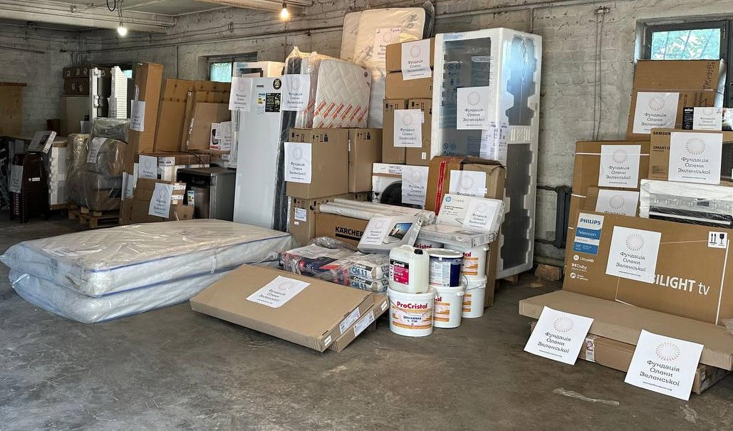 Передача допомоги родинам від Фундації Олени Зеленської