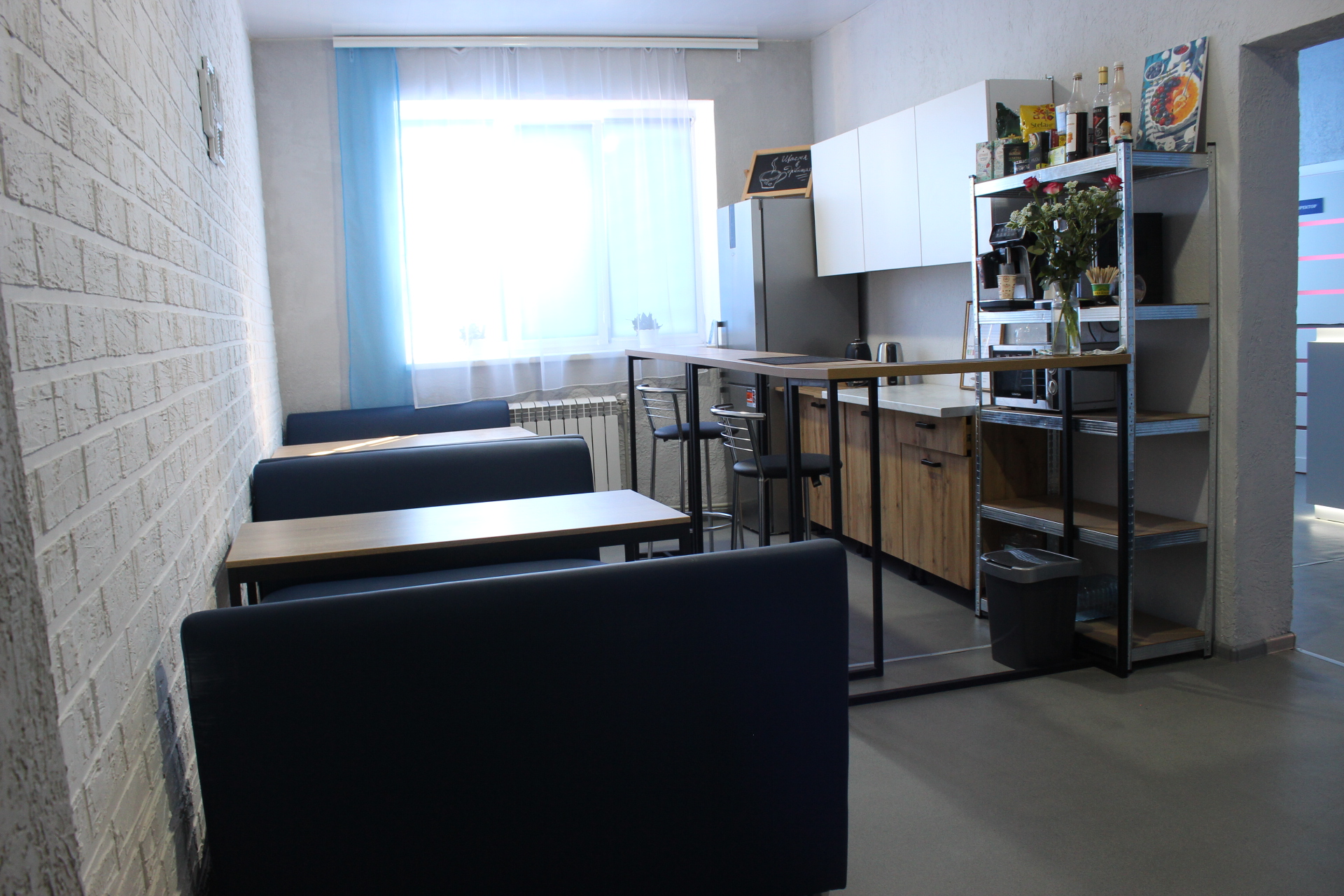 Кухня з необхідною побутовою технікою