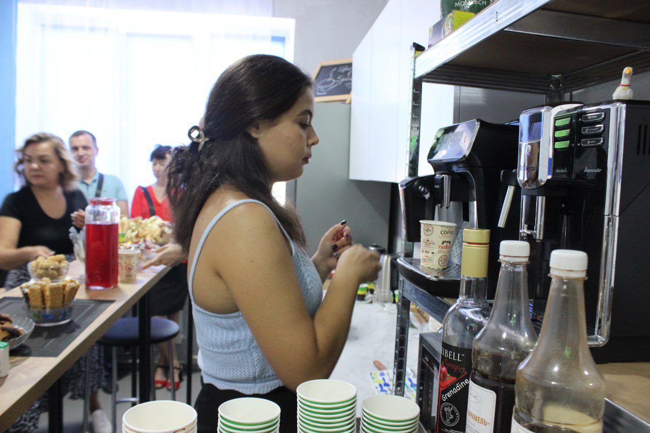 Молодь відпочиває на кухні