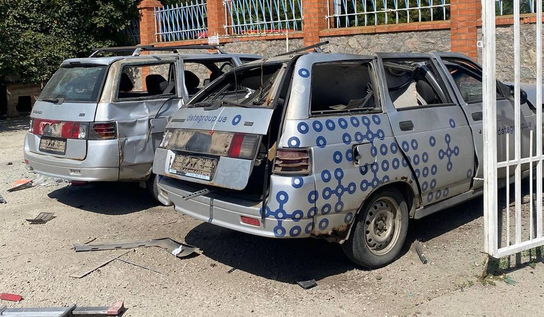 Понівечені через ворожий обстріл легкові автомобілі