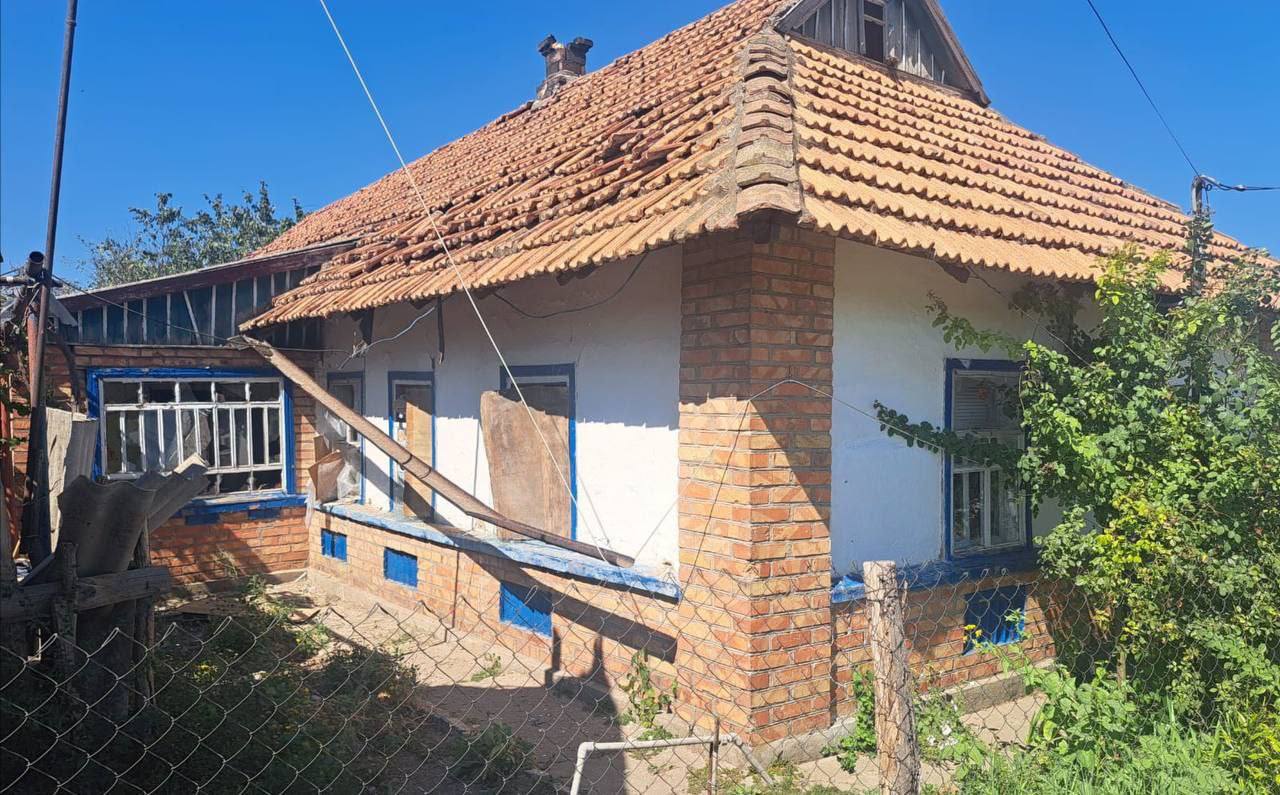 Побитий дах приватної оселі