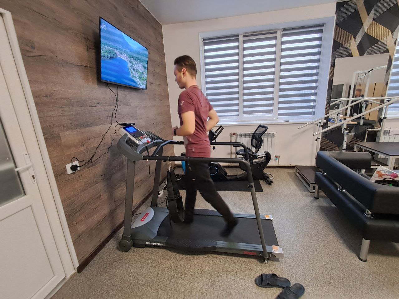 Реабілітаційний простір з необхідним обладнанням та інвентарем