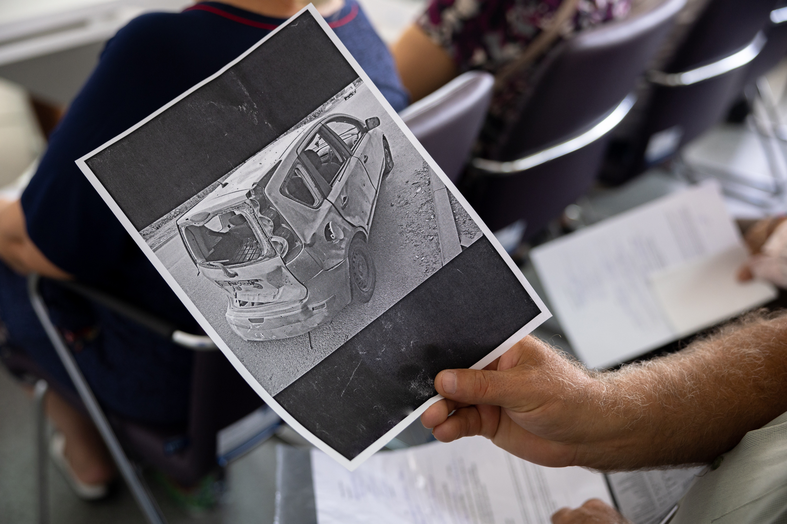 Фото понівеченої ворожими обстрілами автівки