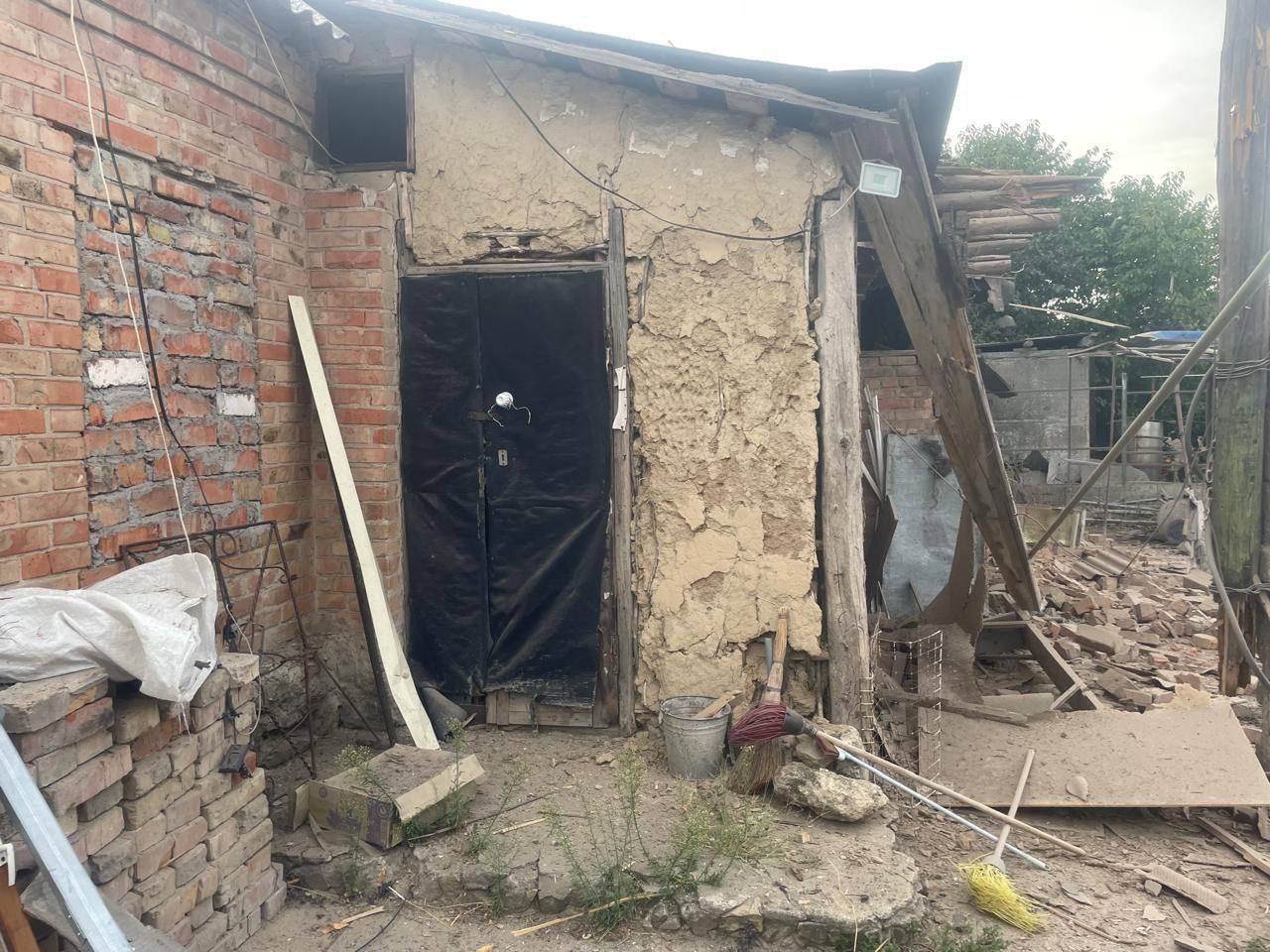 Побитий фасад оселі місцевих.