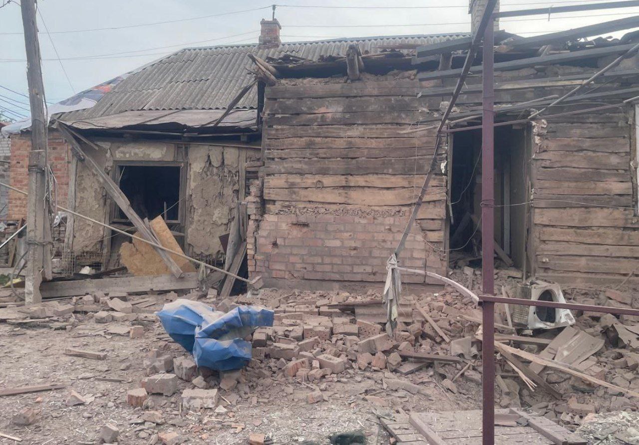 У дворі після обстрілу повно будівельного сміття.