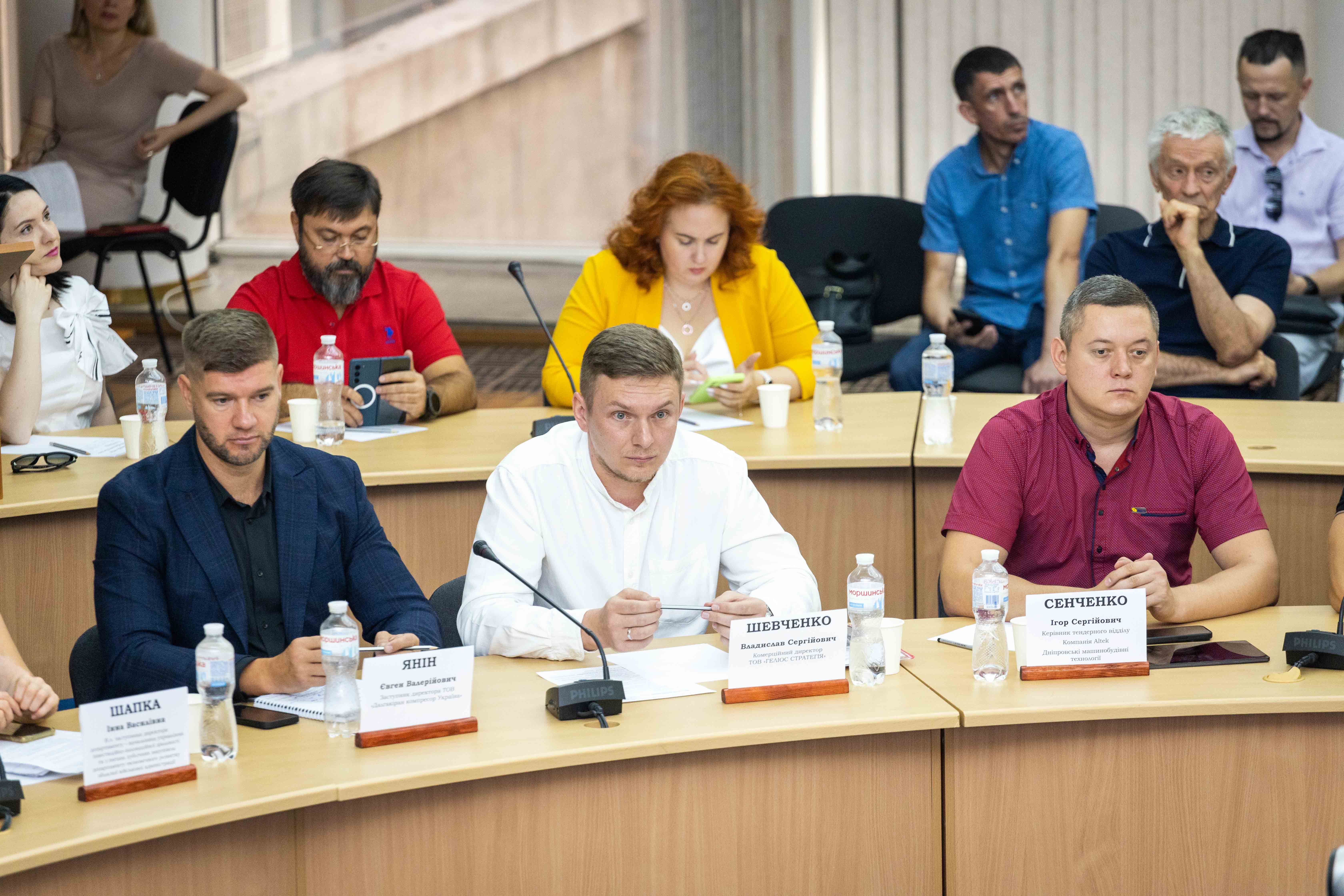 Учасники під час обговорення