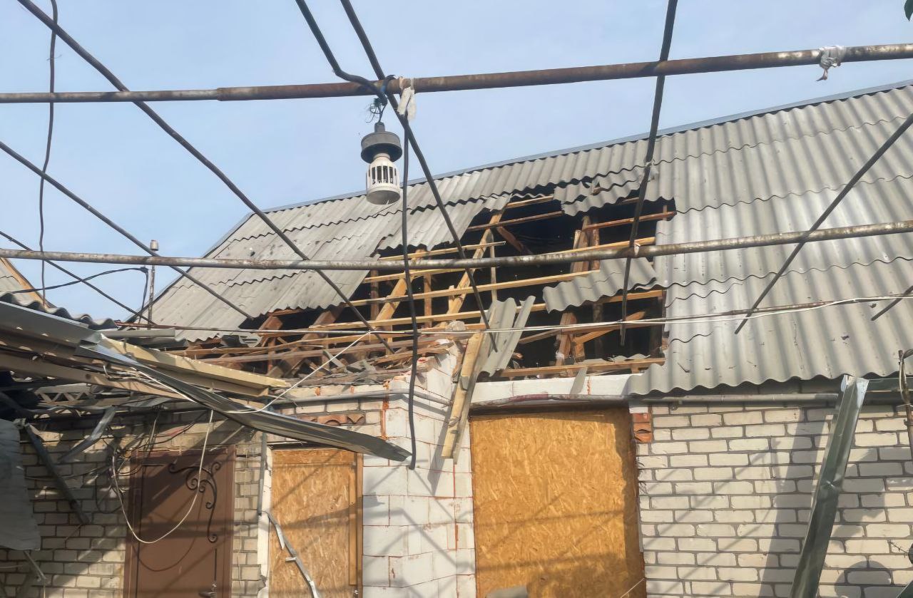 Потрощена покрівля приватного будинка