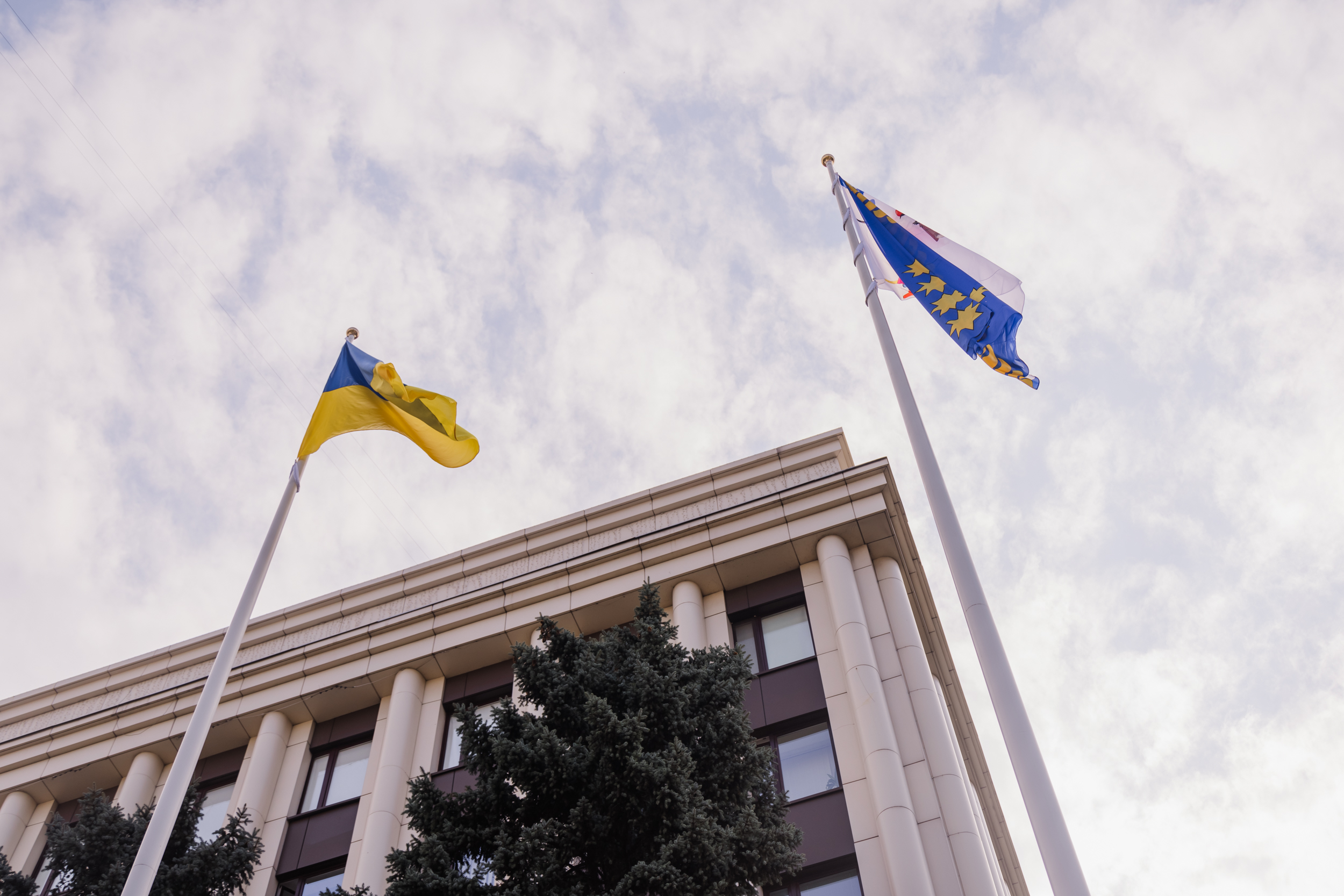 Майорять прапори України й області