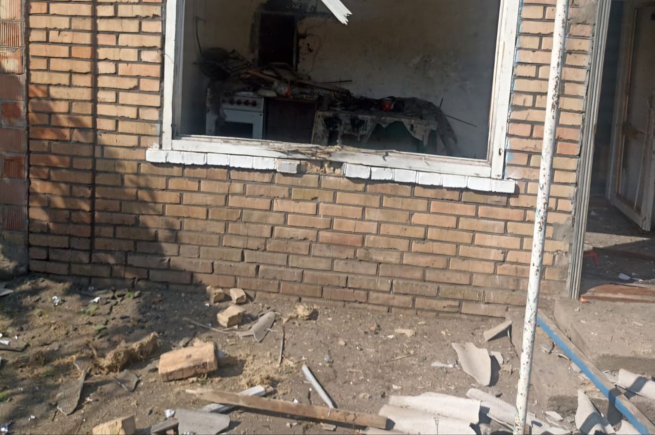 У будівлі потрощене вікно, понівечена кімната