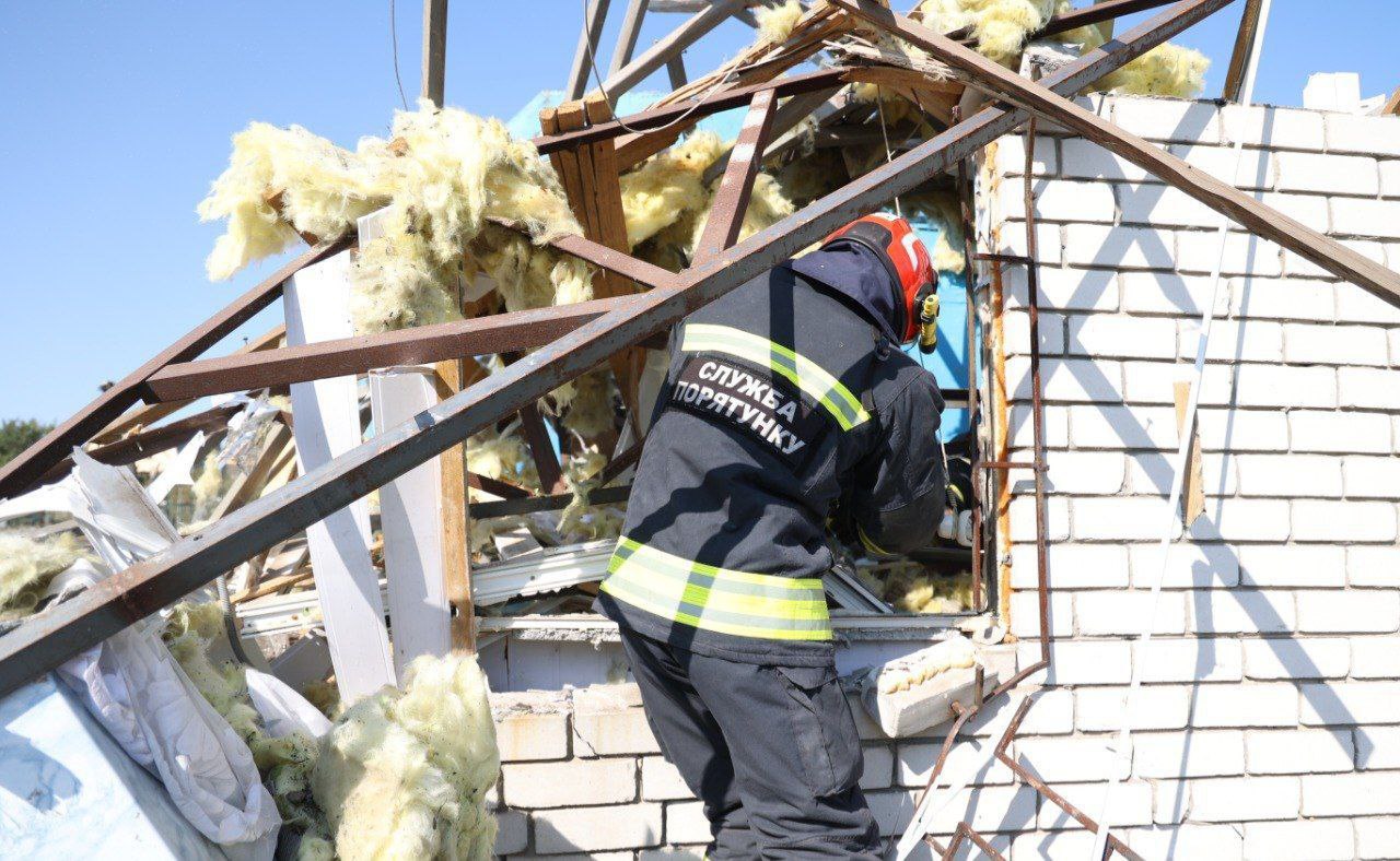 Рятувальники працюють на місці надзвичайної ситуації