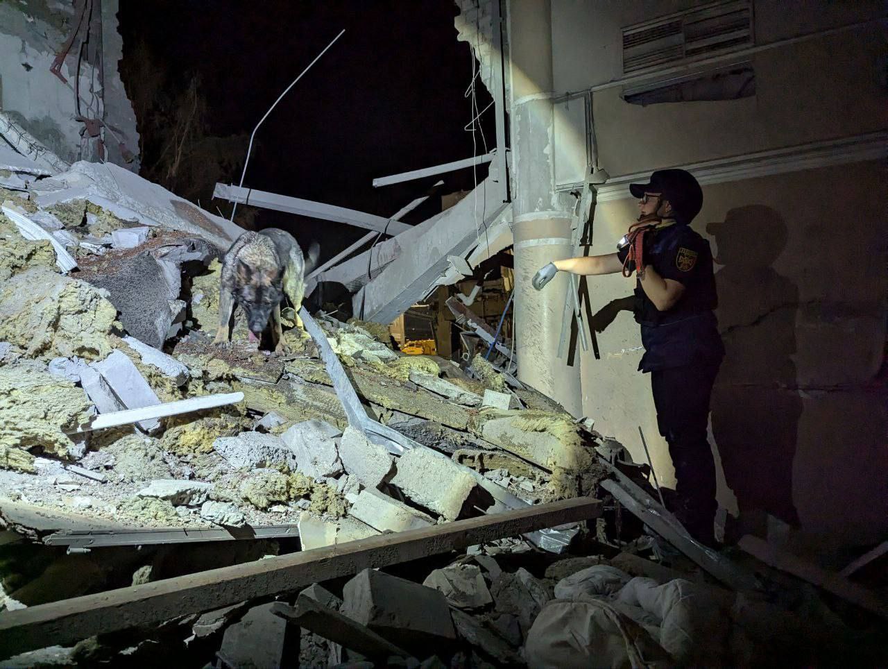 Рятувальники ще шукають під завалами двох людей