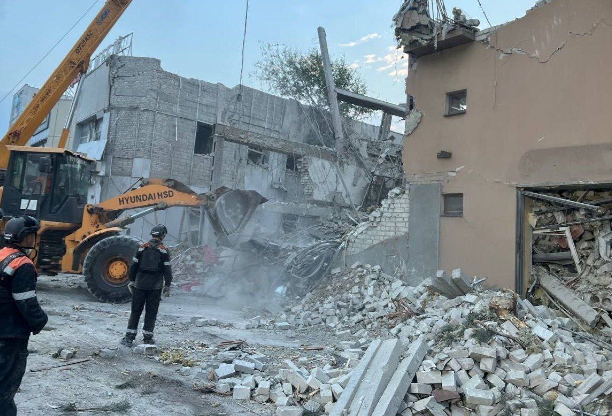 Руїни на місці атаки допомагає розбирати техніка.