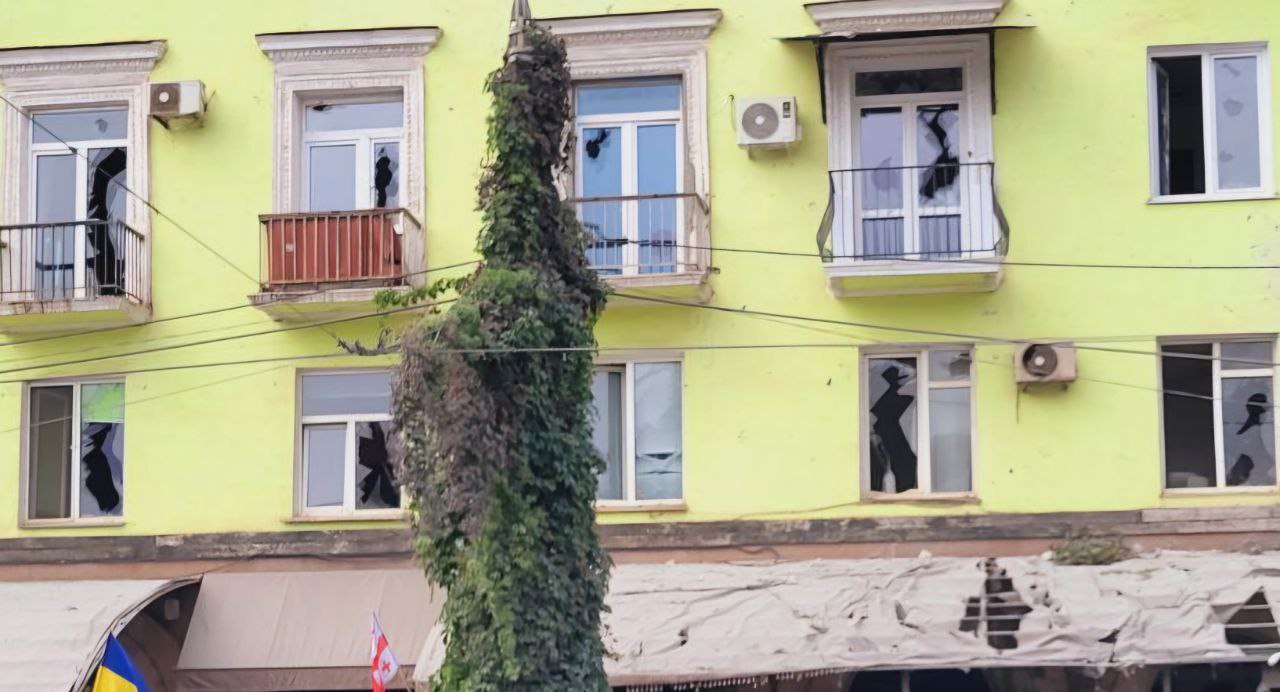 Понівечені і будинки навколо. В них посипалося віконне скло.