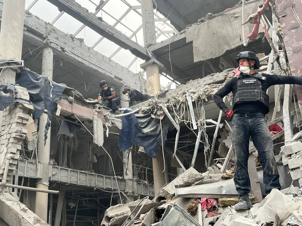 На зруйнованих поверхах готелю працюють надзвичайники.