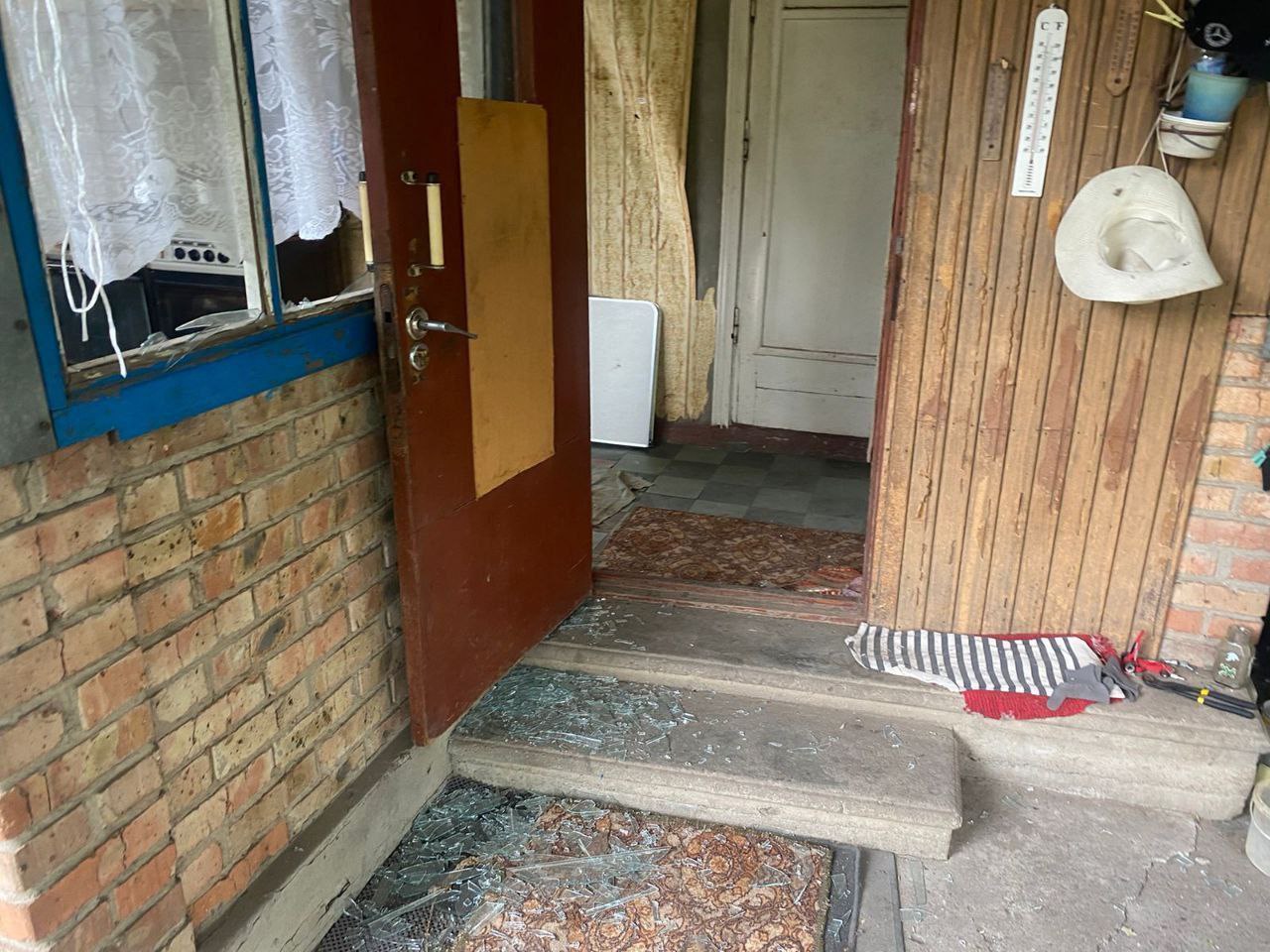 Склом усіяне подвір’я місцевих.