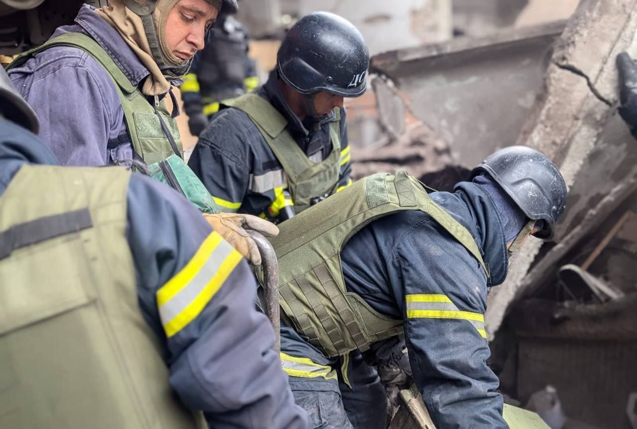 Рятувальники розбирають потрощені конструкції 