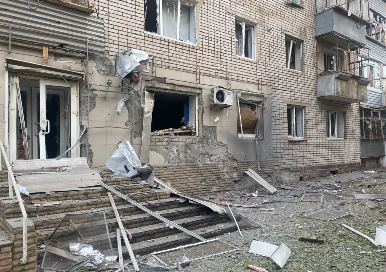 Понівечена багатоповерхівка на Нікопольщині 