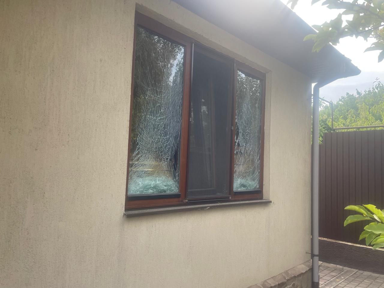 Потрощене вікно приватного будинку