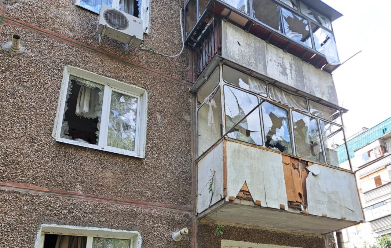 Побиті вікна і балкони багатоквартирного будинку