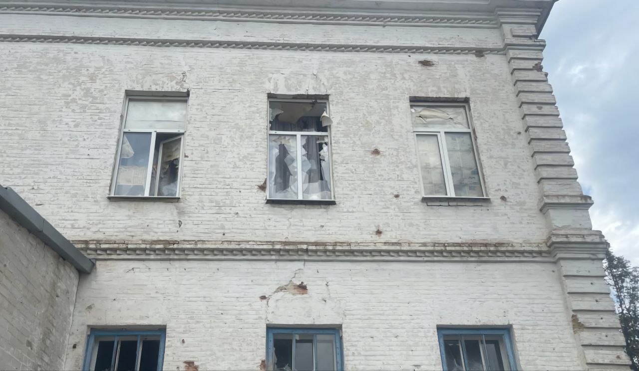 Потрощена двоповерхова будівля