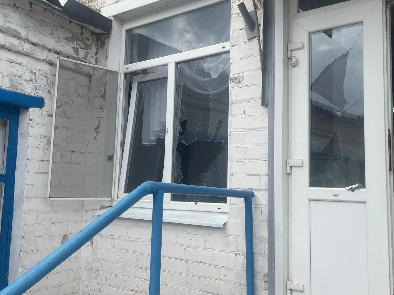 Вибиті обстрілом шибки і двері