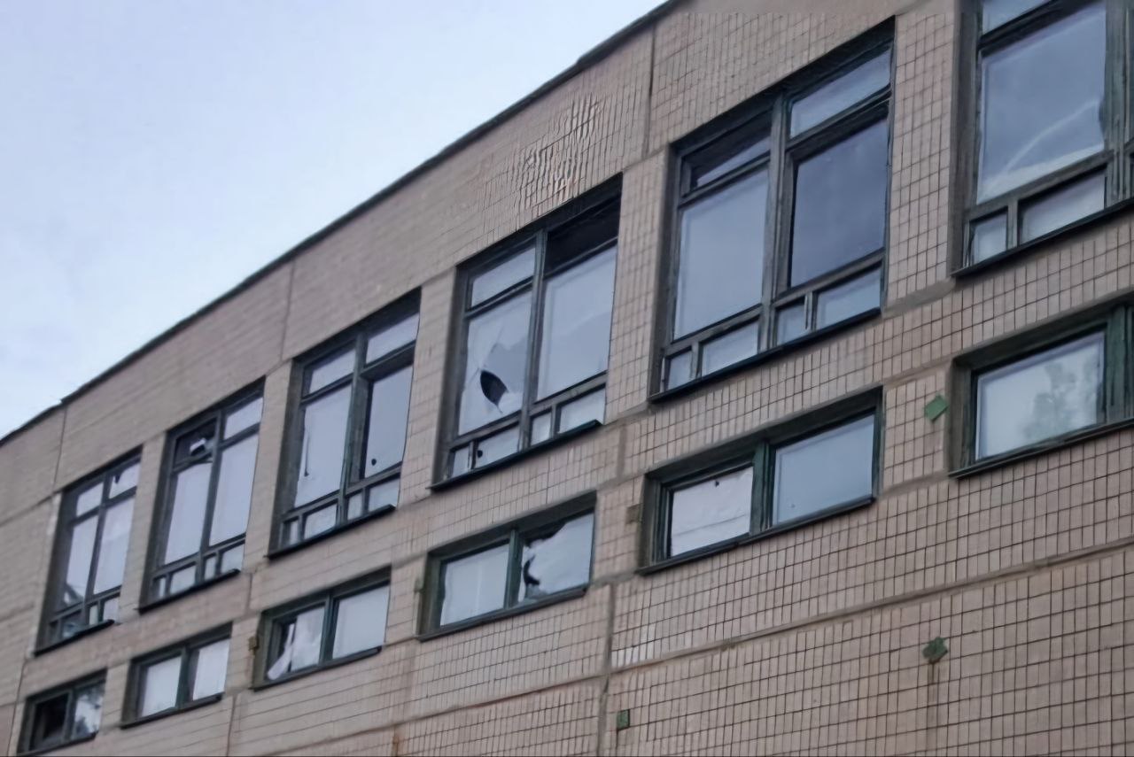 У будівлі побиті вікна
