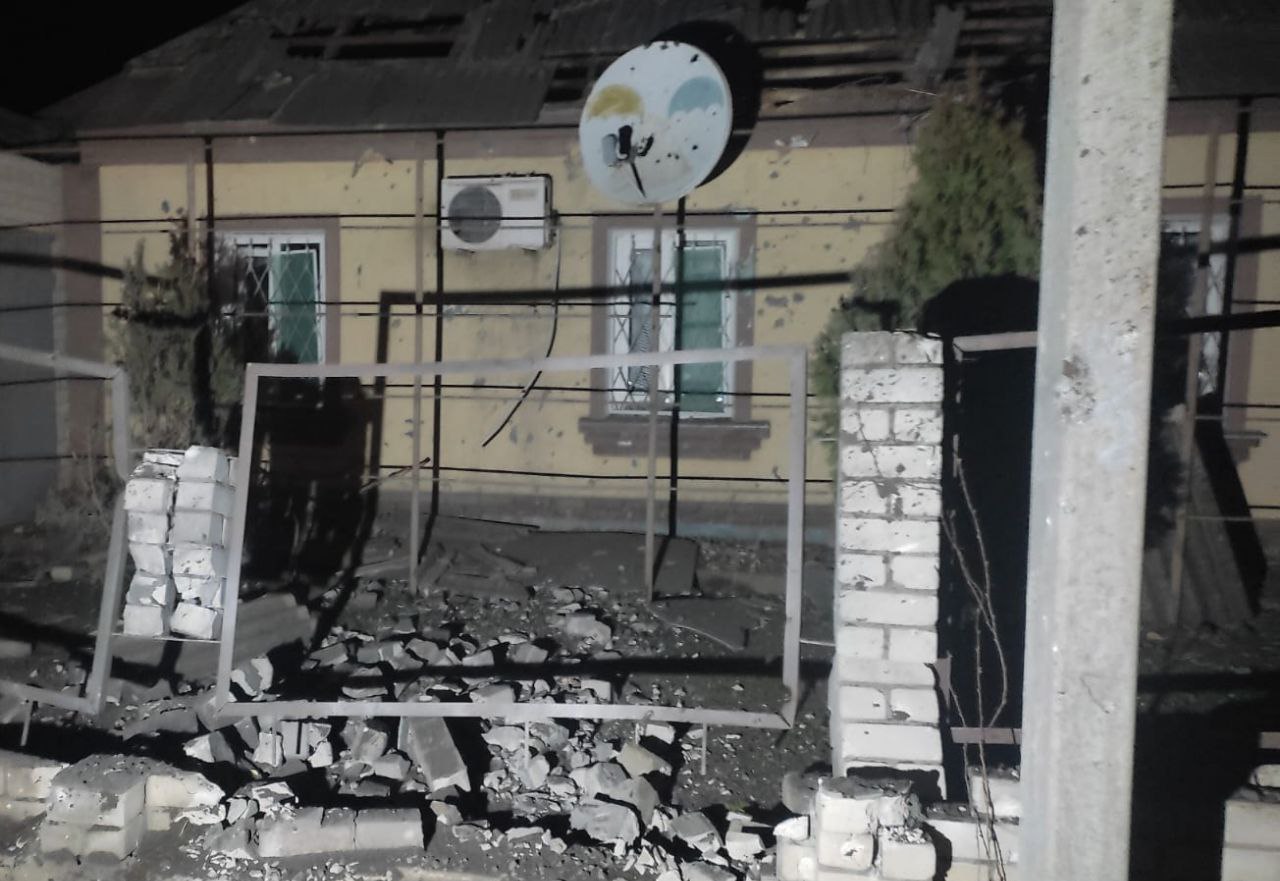 Пошкоджений приватний будинок і паркан біля нього 