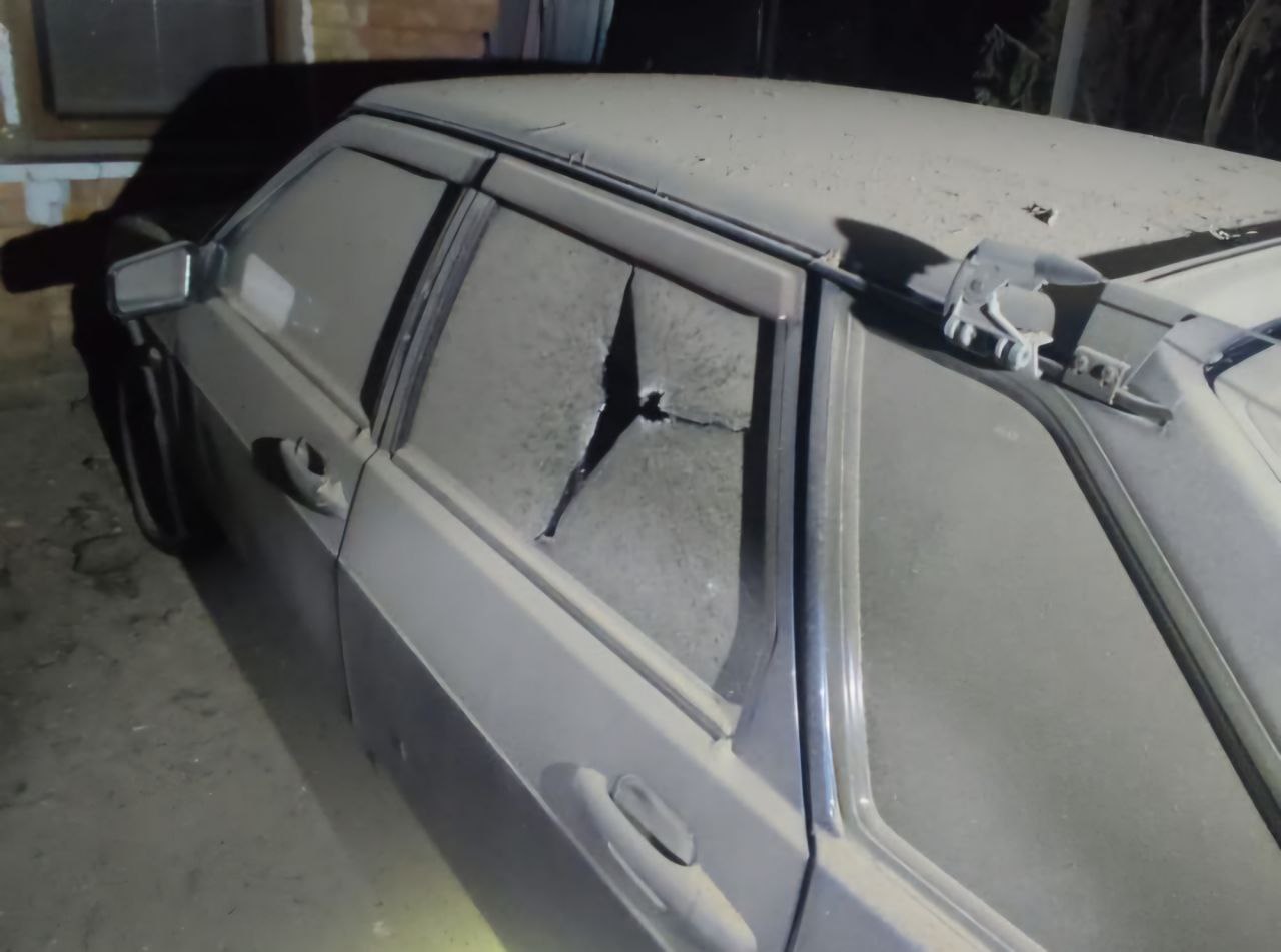 У легковику пробите скло