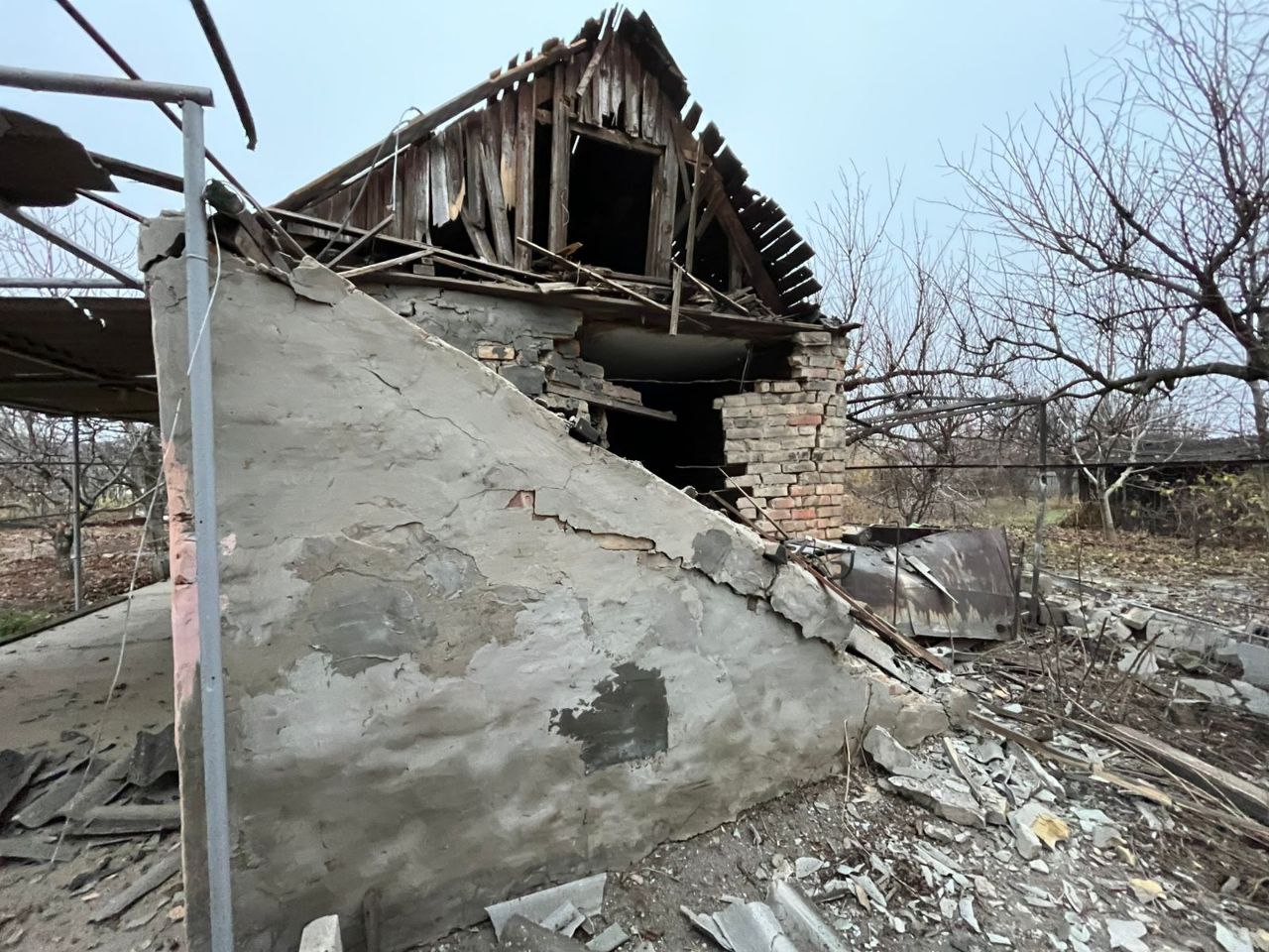У будівлі понівечений дах, пробита стіна