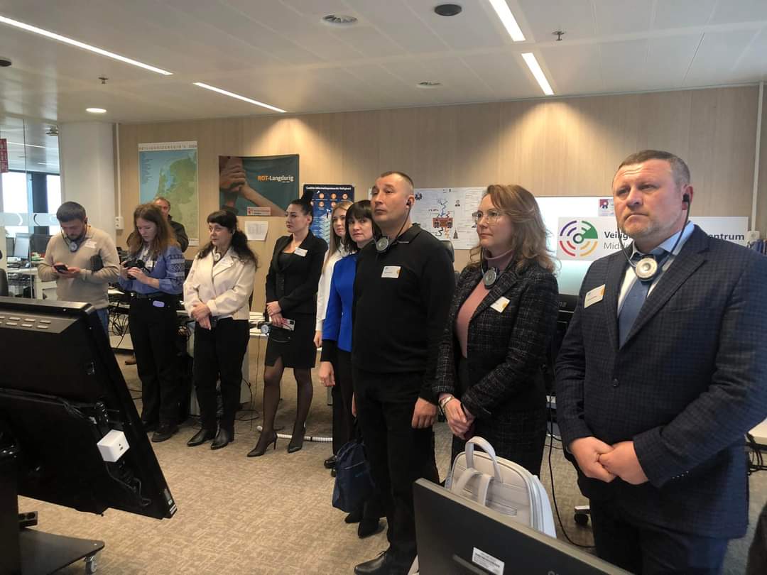 Відвідали тамтешній Центр інформаційної безпеки та познайомилися зі специфікою роботи мобільної командної групи